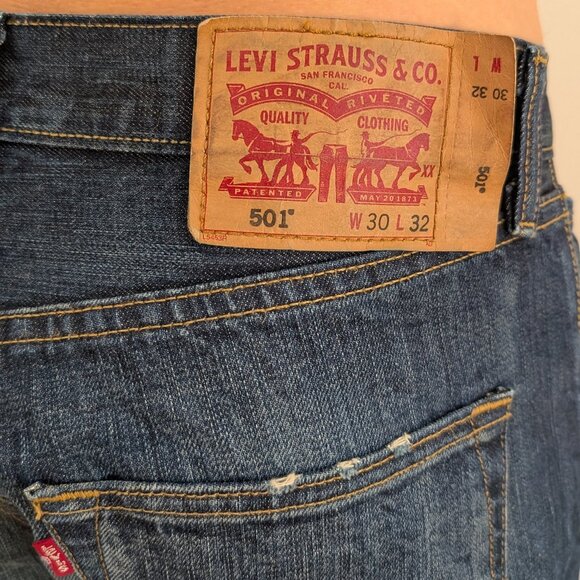 Levi's 501 Jeans Men's 30x32 Blue Straight Dark Wash Distressed USA - Picture 4 of 7